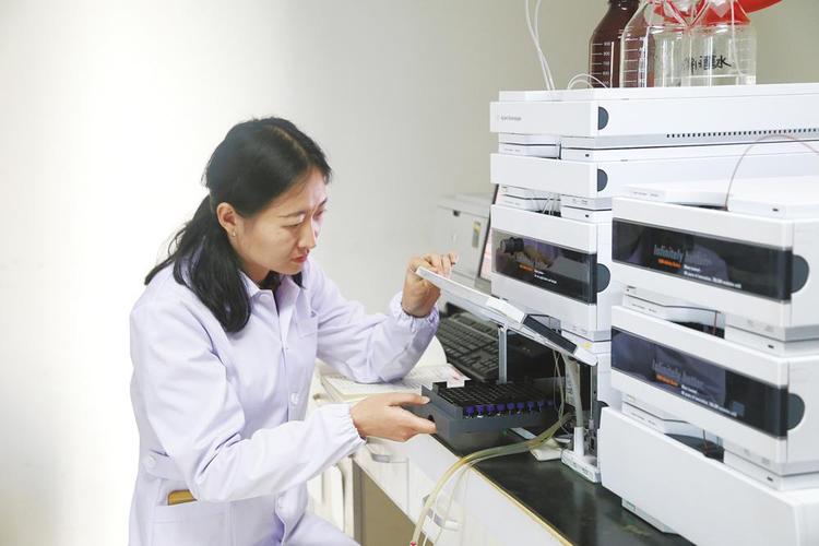 青海康普生物科技股份研发人员进行沙棘提取物产品分析.